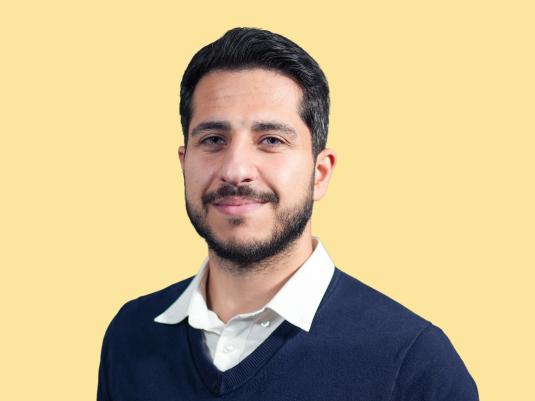 Auf dem Bild ist der Sachbearbeiter Mammun Muchtar abgebildet. 